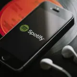 Jak dodać pliki lokalne do Spotify na telefonie - proste kroki i porady